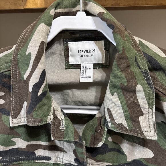 Forever 21 Women's Sm Green Camo Light Cropped Trucker Jacket street style - Picture 3 of 4